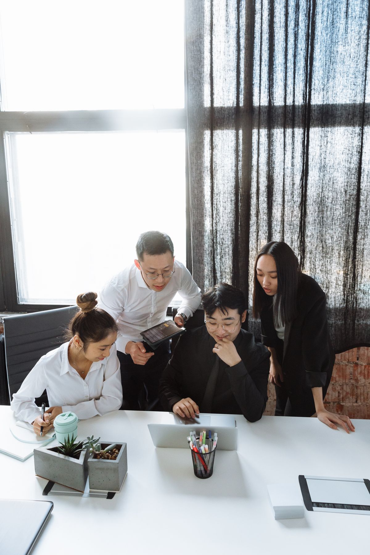 Equipo real trabajando en una solución digital